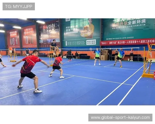 羽毛球预判课程进社区,老年学员学习战术洞察防跌倒